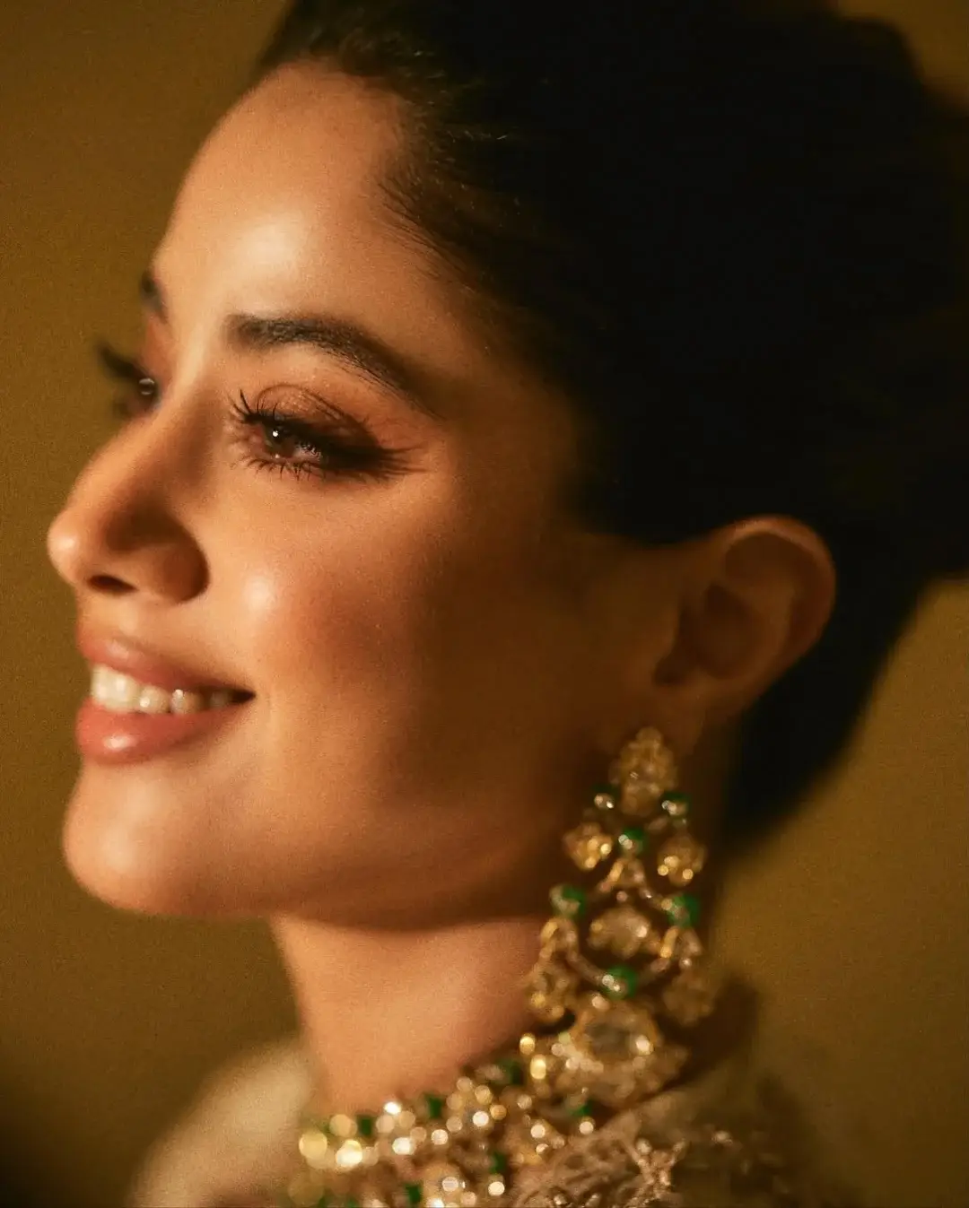 Janhvi Kapoor glamour show in a gold colored dress (1)