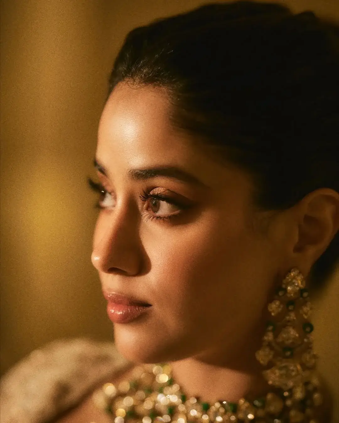 Janhvi Kapoor glamour show in a gold colored dress (1)