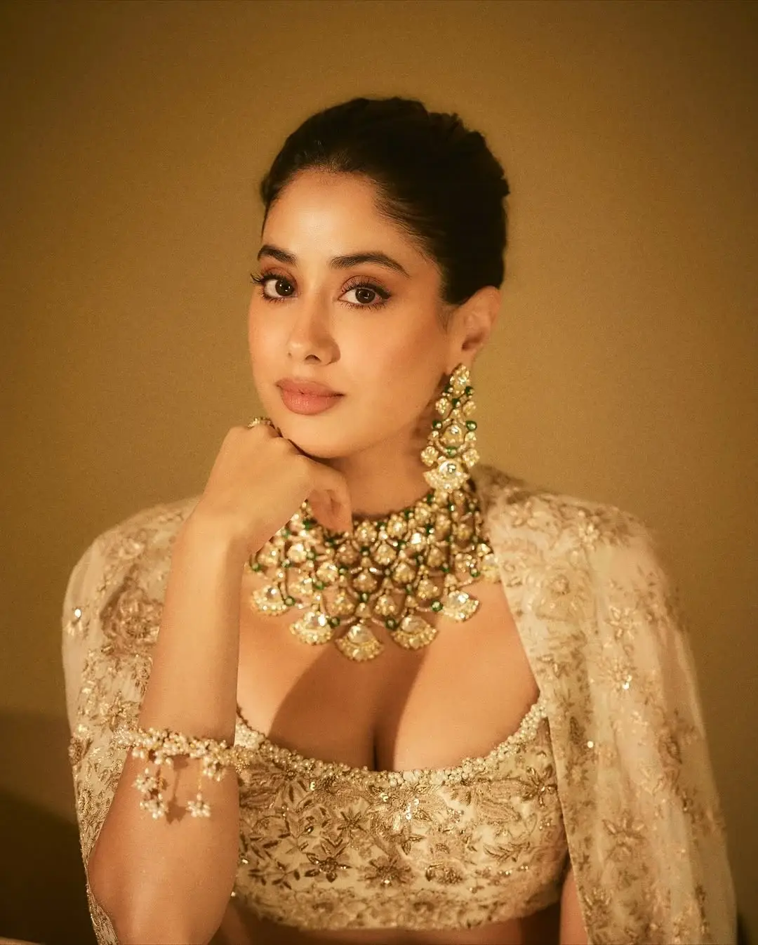 Janhvi Kapoor glamour show in a gold colored dress (1)