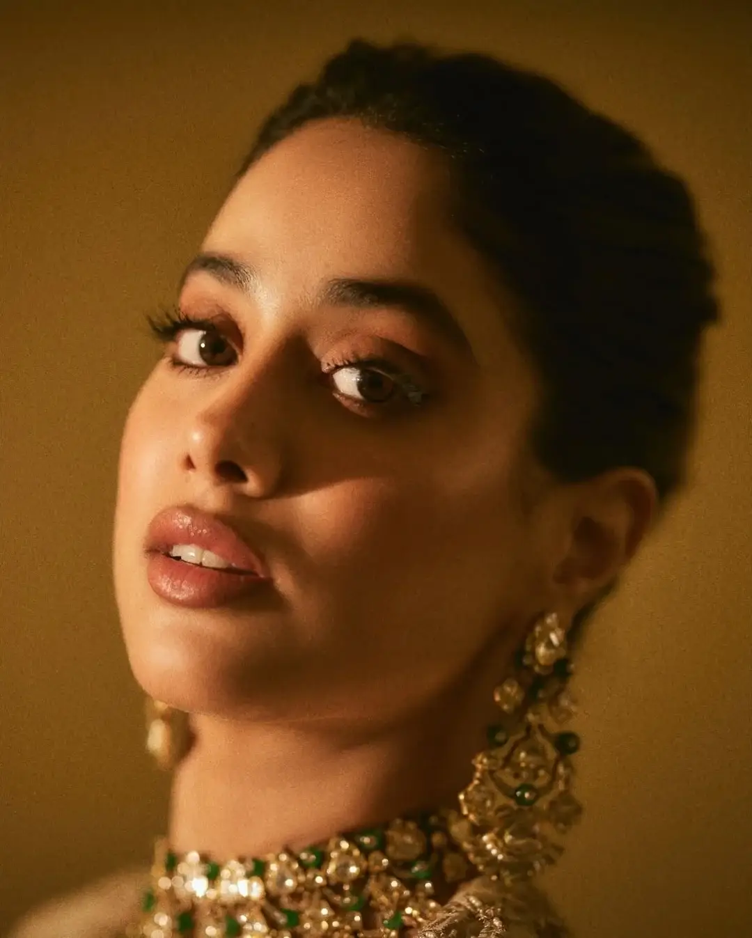 Janhvi Kapoor glamour show in a gold colored dress (1)