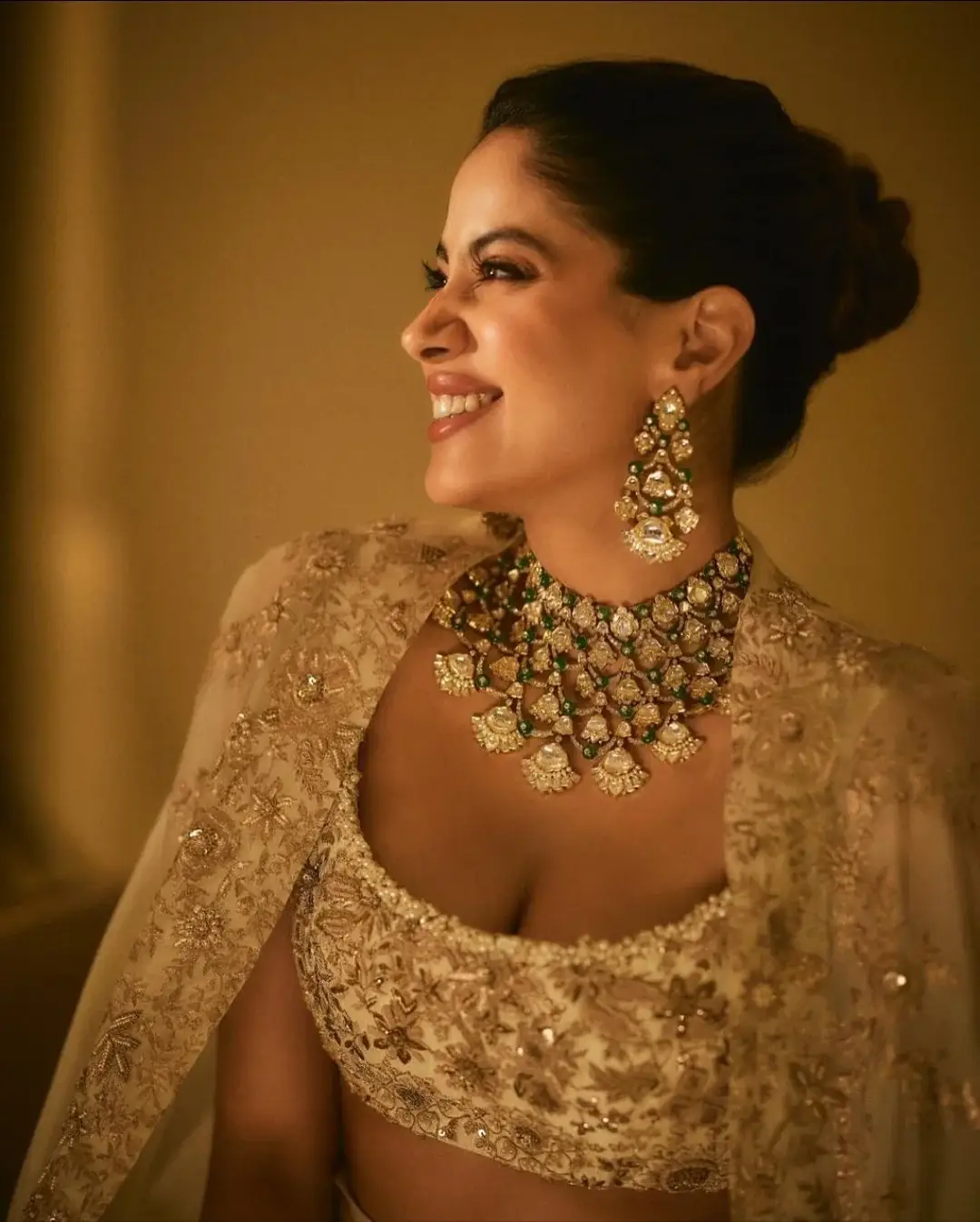 Janhvi Kapoor glamour show in a gold colored dress (1)