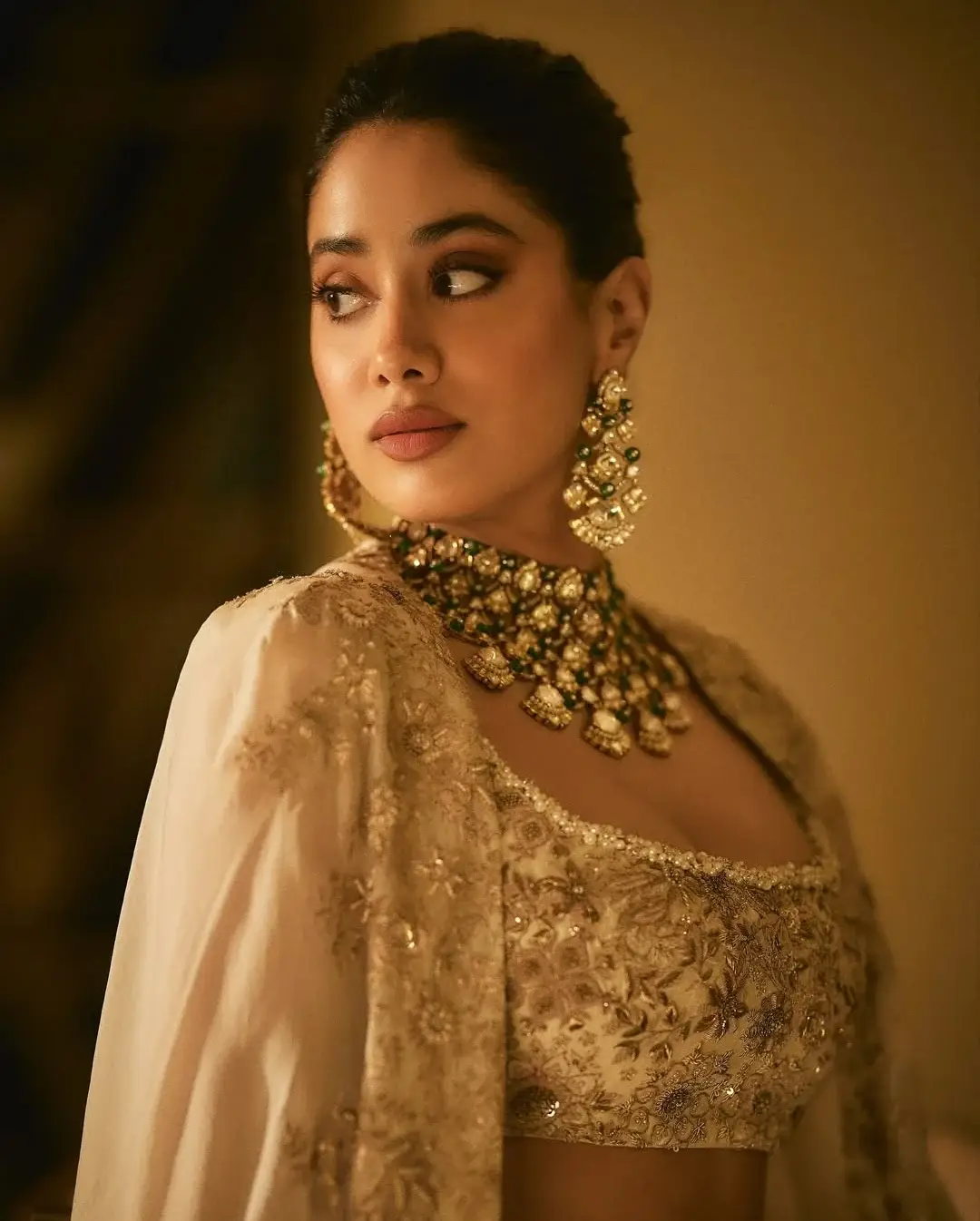 Janhvi Kapoor glamour show in a gold colored dress (1)