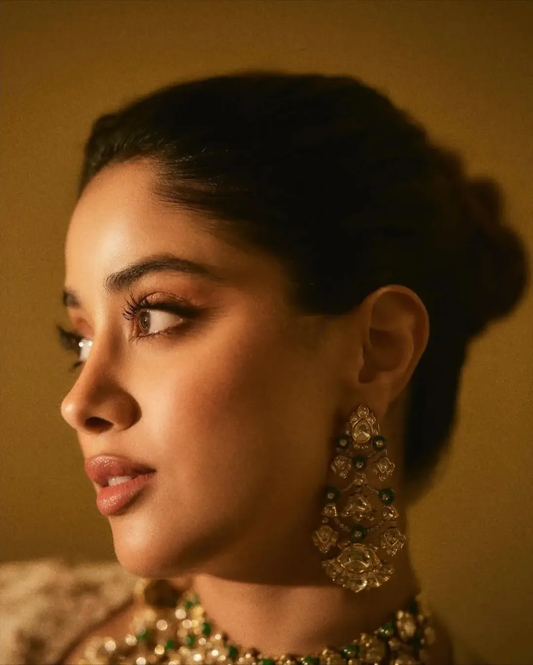 Janhvi Kapoor glamour show in a gold colored dress (1)