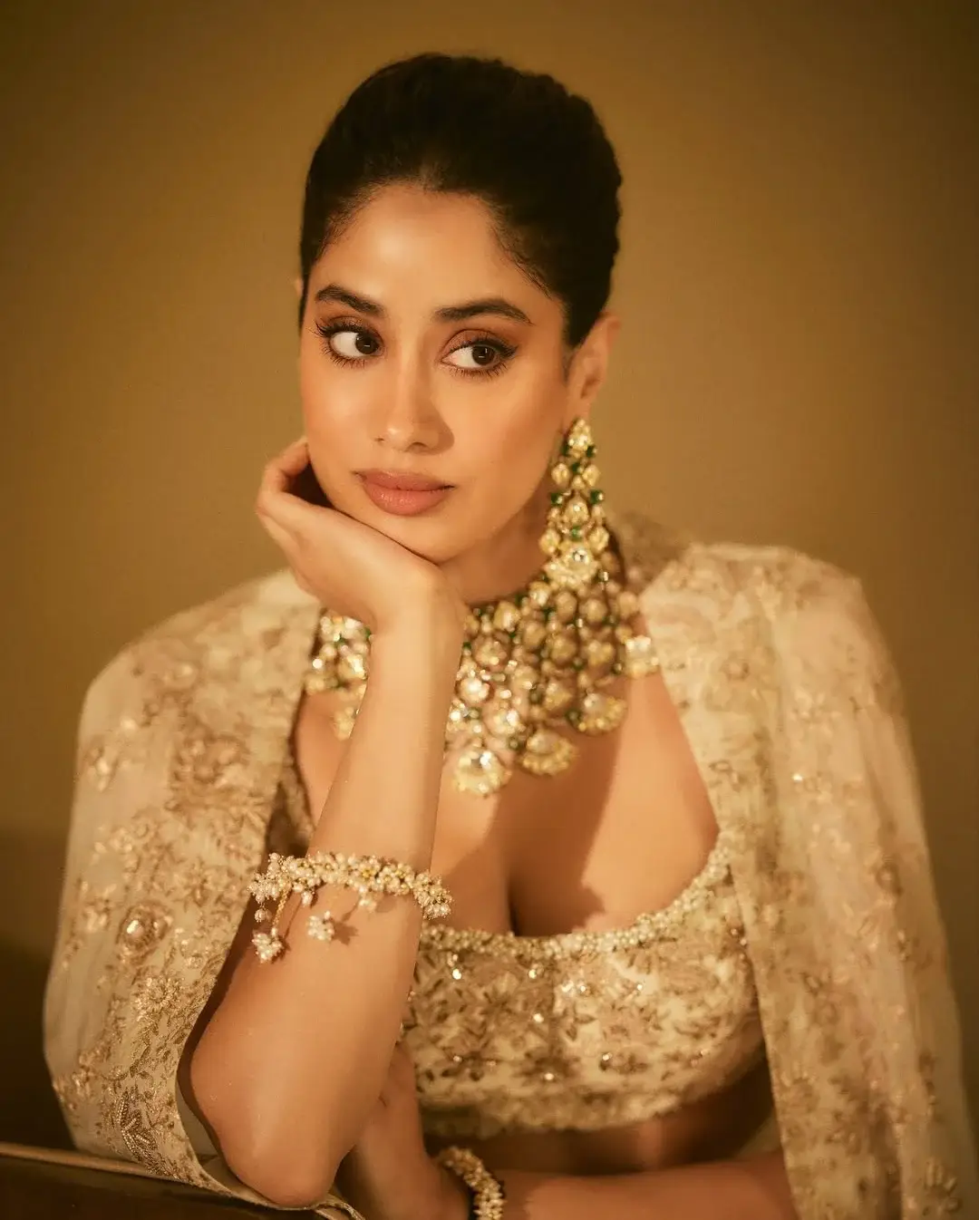 Janhvi Kapoor glamour show in a gold colored dress (1)