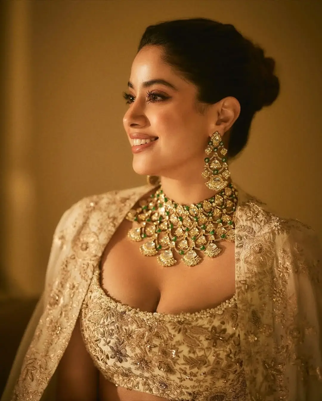 Janhvi Kapoor glamour show in a gold colored dress (1)