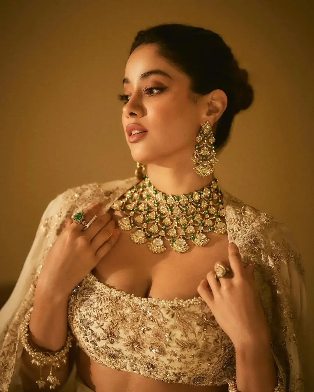 Janhvi Kapoor glamour show in a gold colored dress (1)