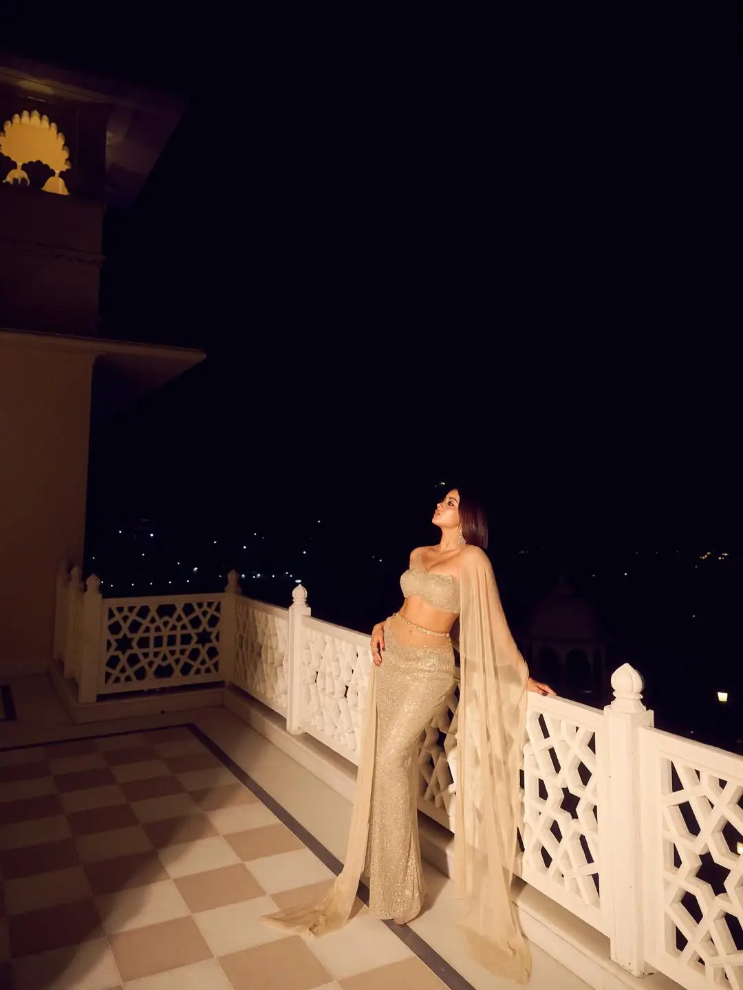 Janhvi Kapoor shines like gold in a gold-colored dress (1)