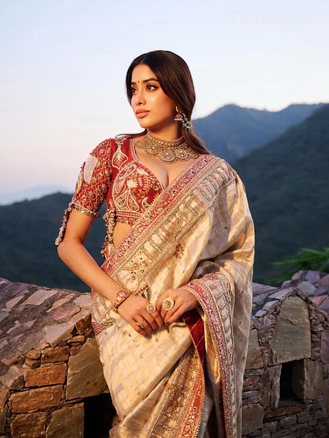 Janhvi Kapoor shines like gold in a gold-colored dress (1)