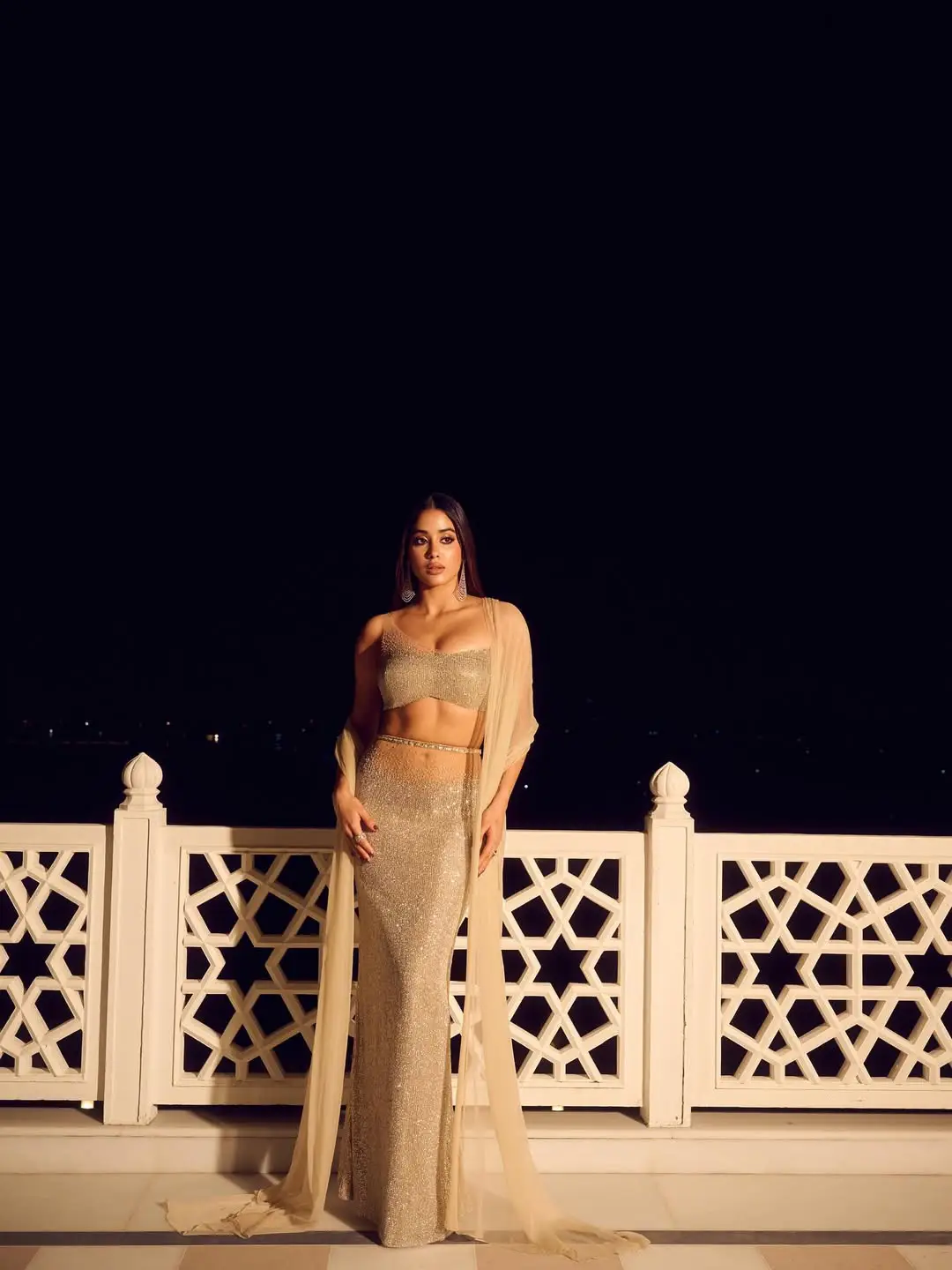 Janhvi Kapoor shines like gold in a gold-colored dress (1)