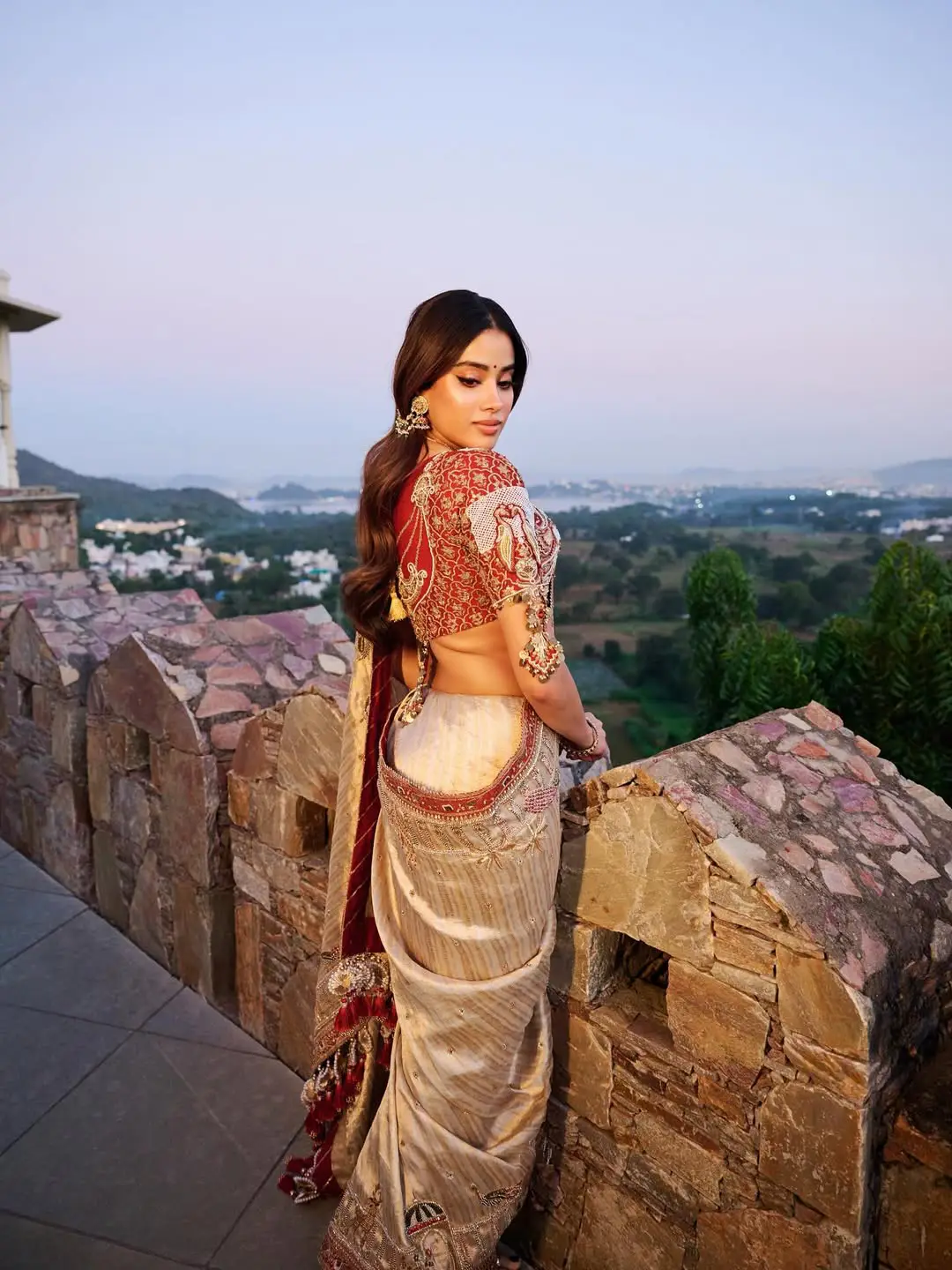 Janhvi Kapoor shines like gold in a gold-colored dress (1)