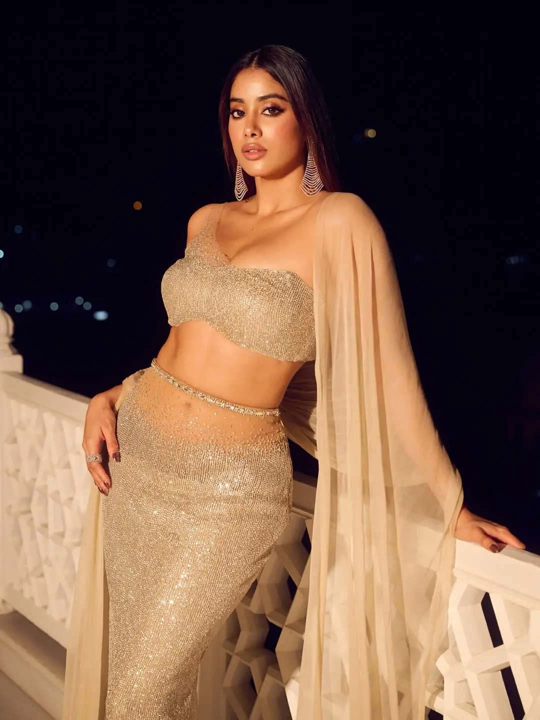 Janhvi Kapoor shines like gold in a gold-colored dress (1)