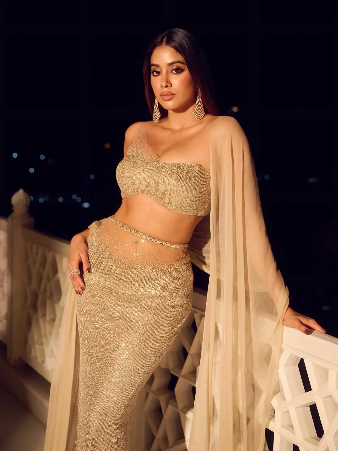 Janhvi Kapoor shines like gold in a gold-colored dress (1)