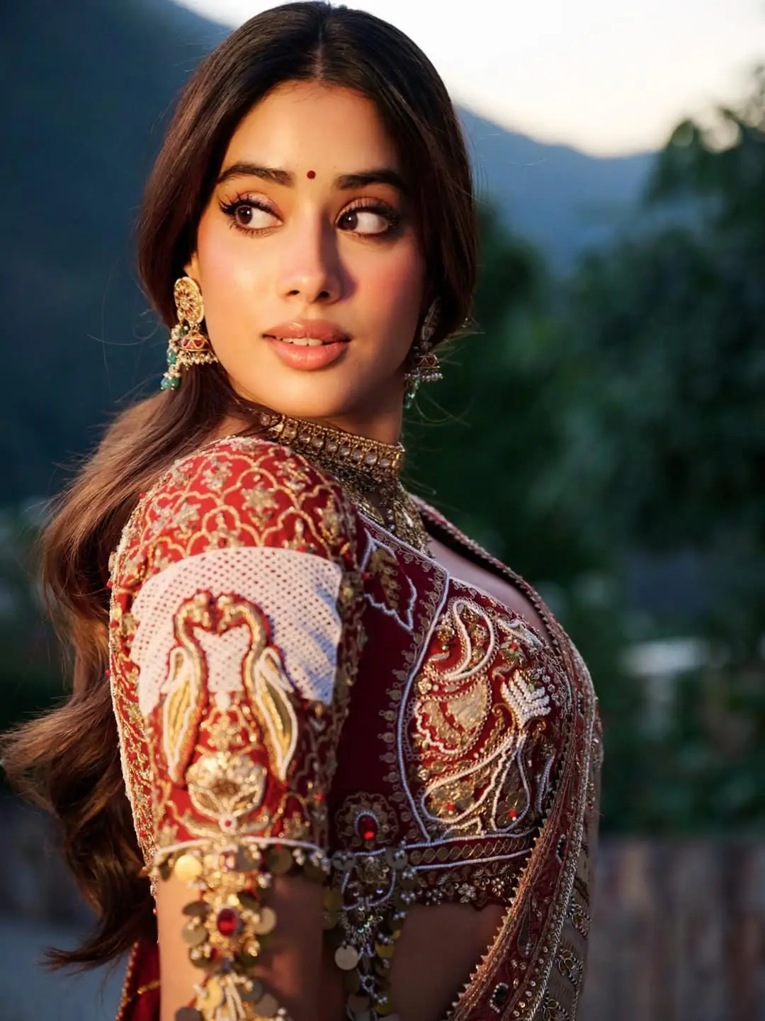 Janhvi Kapoor shines like gold in a gold-colored dress (1)