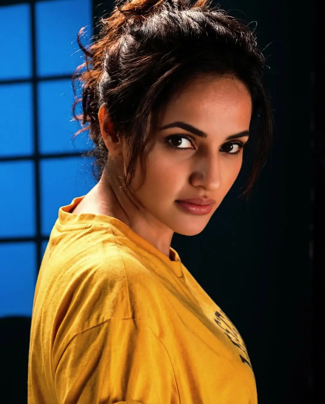 Jyotipurvaj is shaking up social media by flaunting her beauty in a long T-shirt (1)