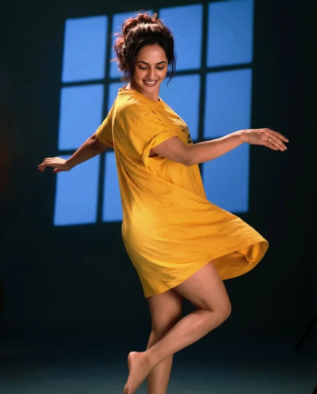 Jyotipurvaj is shaking up social media by flaunting her beauty in a long T-shirt (1)