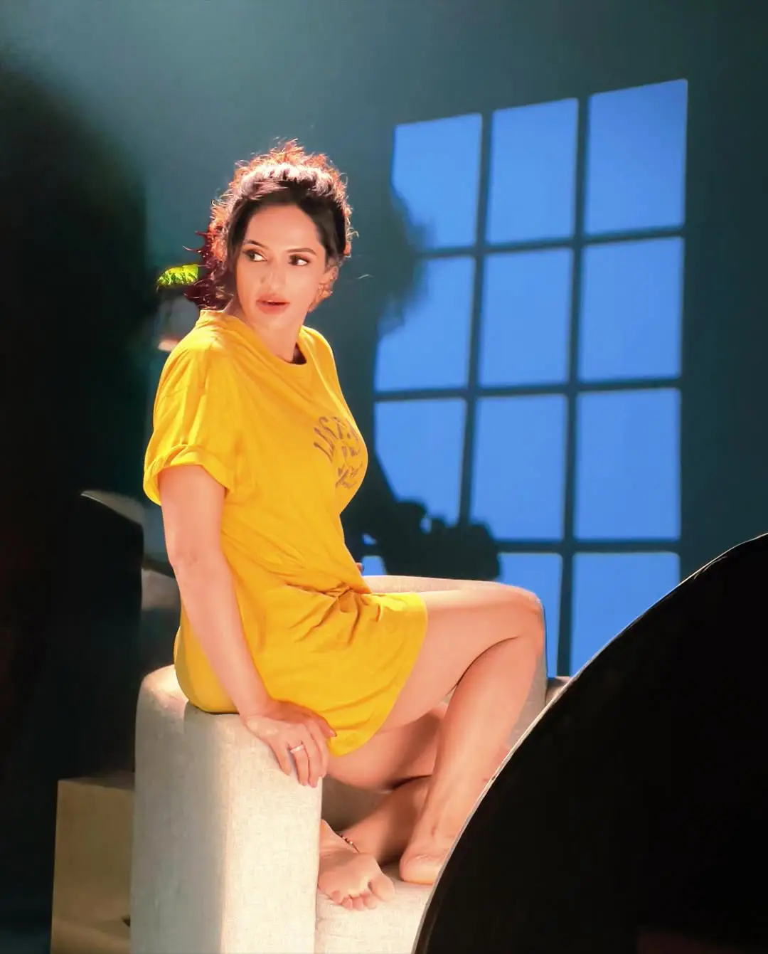 Jyotipurvaj is shaking up social media by flaunting her beauty in a long T-shirt (1)