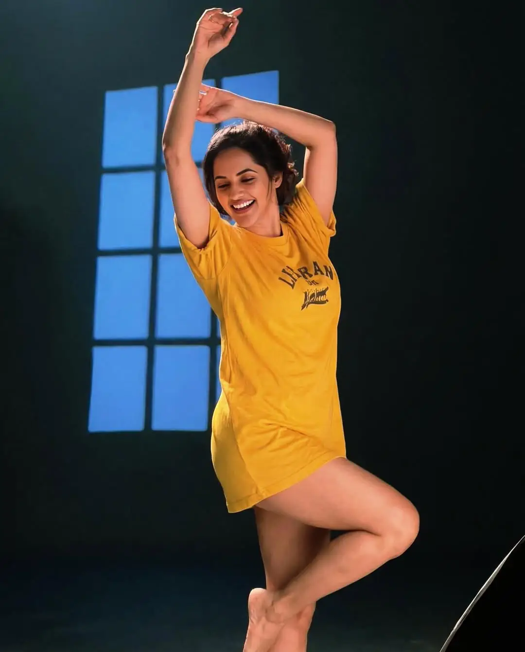 Jyotipurvaj is shaking up social media by flaunting her beauty in a long T-shirt (1)