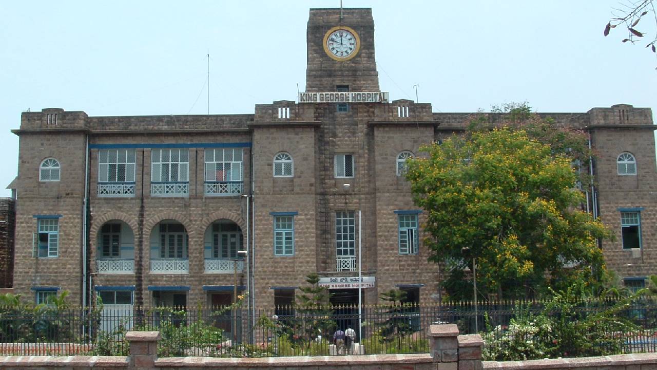 విశాఖలోని కేజీహెచ్‌లో కొన్ని గంటలపాటు నిలిచిన విద్యుత్‌ సరఫరా.. ఒకరి మృతి..