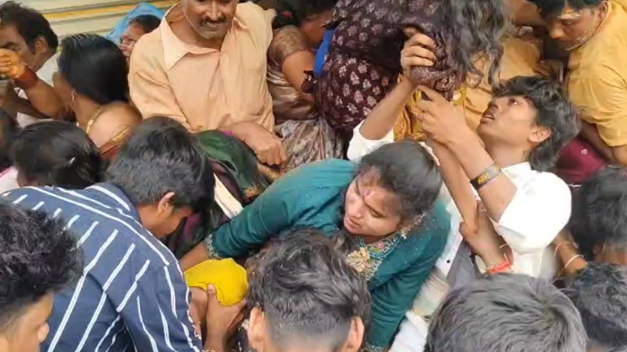 Kasibugga stampede incident : కాశీబుగ్గలో తొక్కిసలాట ఘటన.. మృతుల్లో ఎనిమిది మంది మహిళలు, 12ఏళ్ల బాలుడు.. ప్రమాదం ఇలా జరిగింది.. మృతులు వీరే Kasibugga stampede incident : కాశీబుగ్గలో తొక్కిసలాట ఘటన.. మృతుల్లో ఎనిమిది మంది మహిళలు, 12ఏళ్ల బాలుడు.. ప్రమాదం ఇలా జరిగింది.. మృతులు వీరే