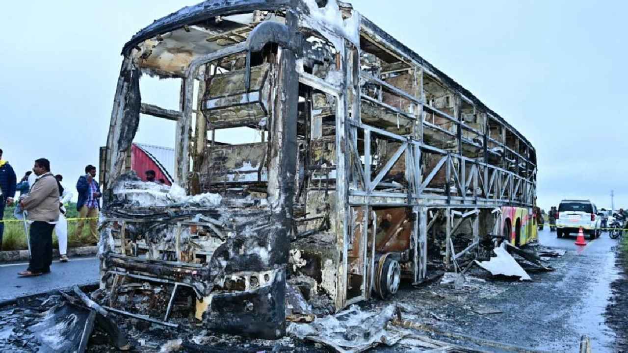 Kurnool Bus Incident: కర్నూలు బస్సు కేసు.. వైసీపీకి పోలీసుల నోటీసులు..