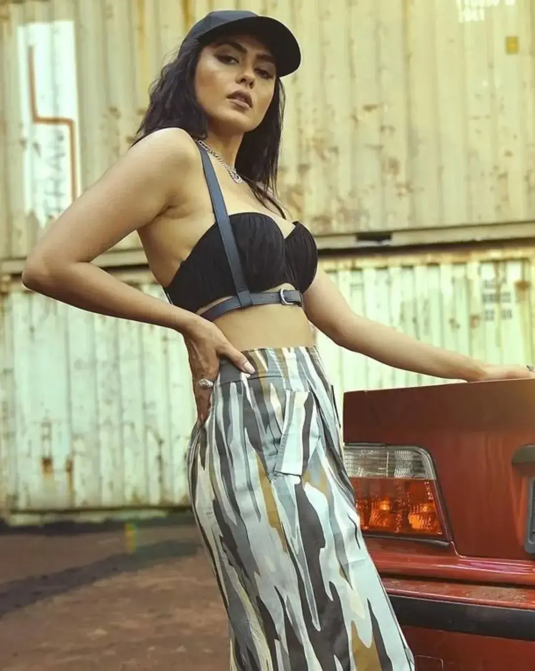 Mrunal Thakur latest glamour photoshoot (1)