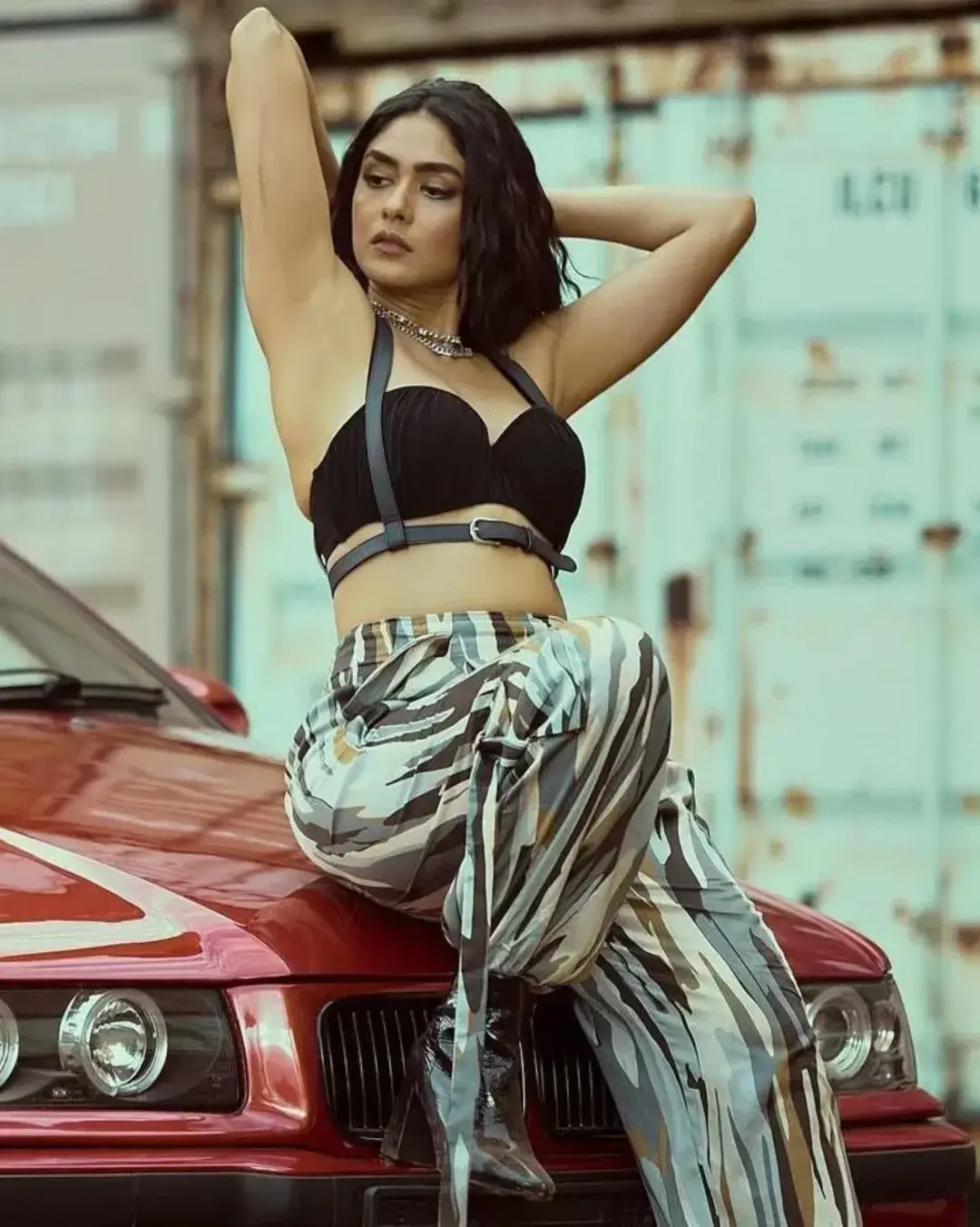 Mrunal Thakur latest glamour photoshoot (1)