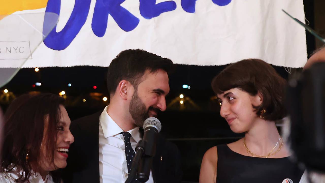 న్యూయార్క్‌ నగర మేయర్‌గా ఎన్నికైన మమ్దానీ వెనుక ఆయన భార్య.. ఆమె ఎవరో తెలుసా? వారిద్దరి పరిచయమే ఓ తీయని కల..