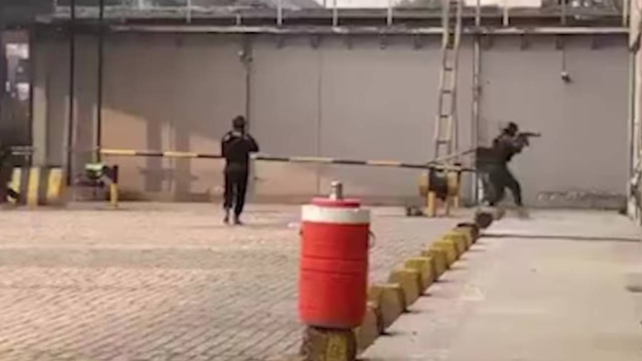 Pakistan : పాకిస్థాన్‌లో ఆత్మాహుతి దాడులు.. పారా మిలిటరీ ప్రధాన కార్యాలయం వద్ద ఘటన..