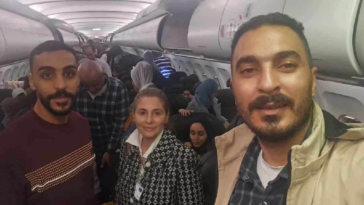 Palestinians Detained: అత్యంత దారుణం, అమానుషం.. 12 గంటలు విమానంలోనే 153 మంది నిర్భందం..