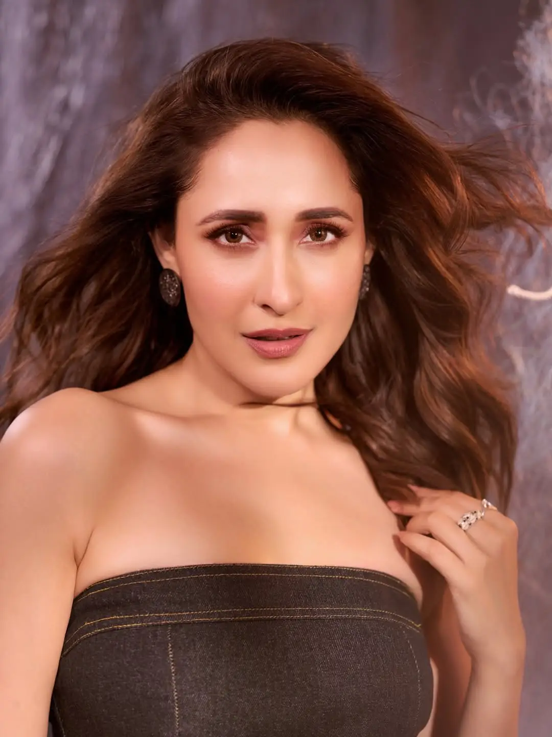 Pragya Jaiswal latest glamour photoshoot goes viral on social media (1)