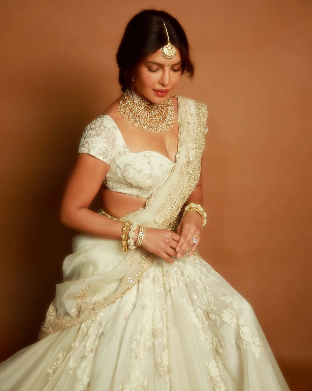 Priyanka Chopra Stunning Looks for Varanasi Event in White Saree