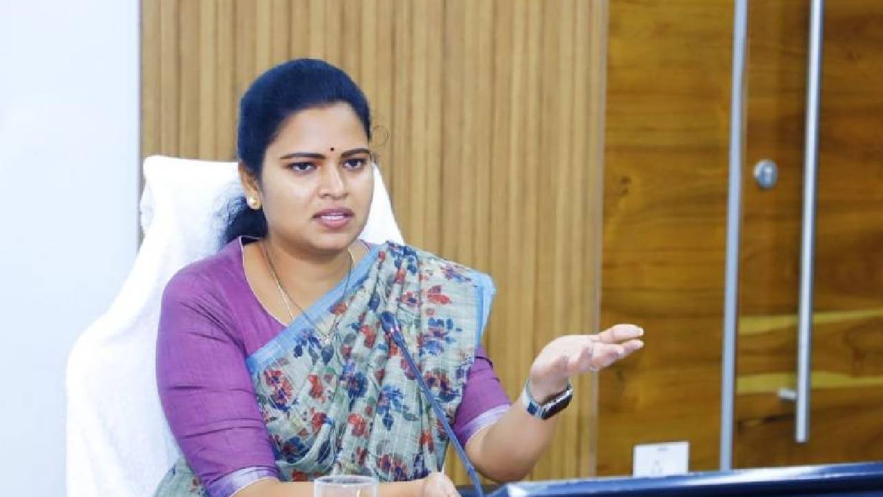 విడదల రజినికి వరసగా చిక్కులు.. సవాళ్లు విసురుతున్న పరిస్థితులు ఇవే..