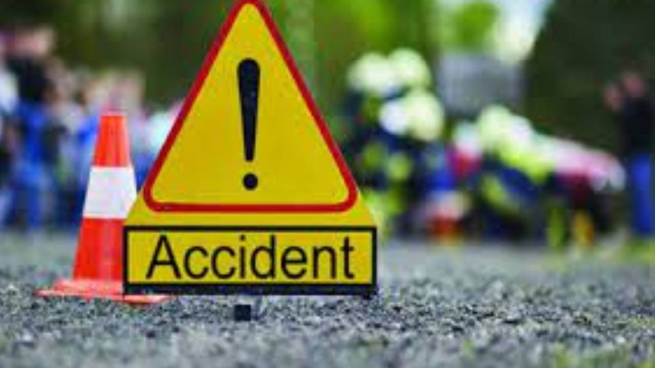 Road Accident : ఏపీలో ఘోర రోడ్డు ప్రమాదం.. దైవదర్శనానికి వెళ్తుండగా ఘటన.. మృతులంగా ఆ ప్రాంతం వారే..