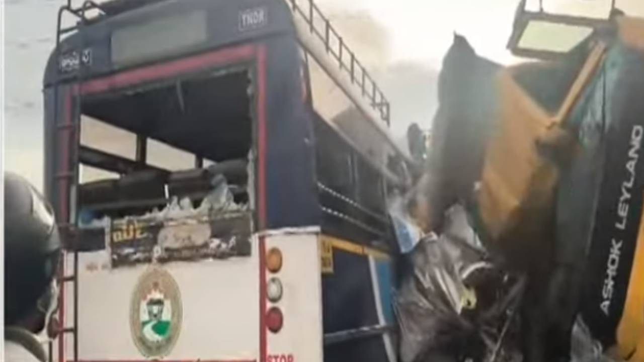 Road Accident : రంగారెడ్డి జిల్లాలో ఘోర రోడ్డు ప్రమాదం.. బస్సు, కంకర లారీ ఢీ.. 19మంది మృతి.. పలువురికి తీవ్ర గాయాలు