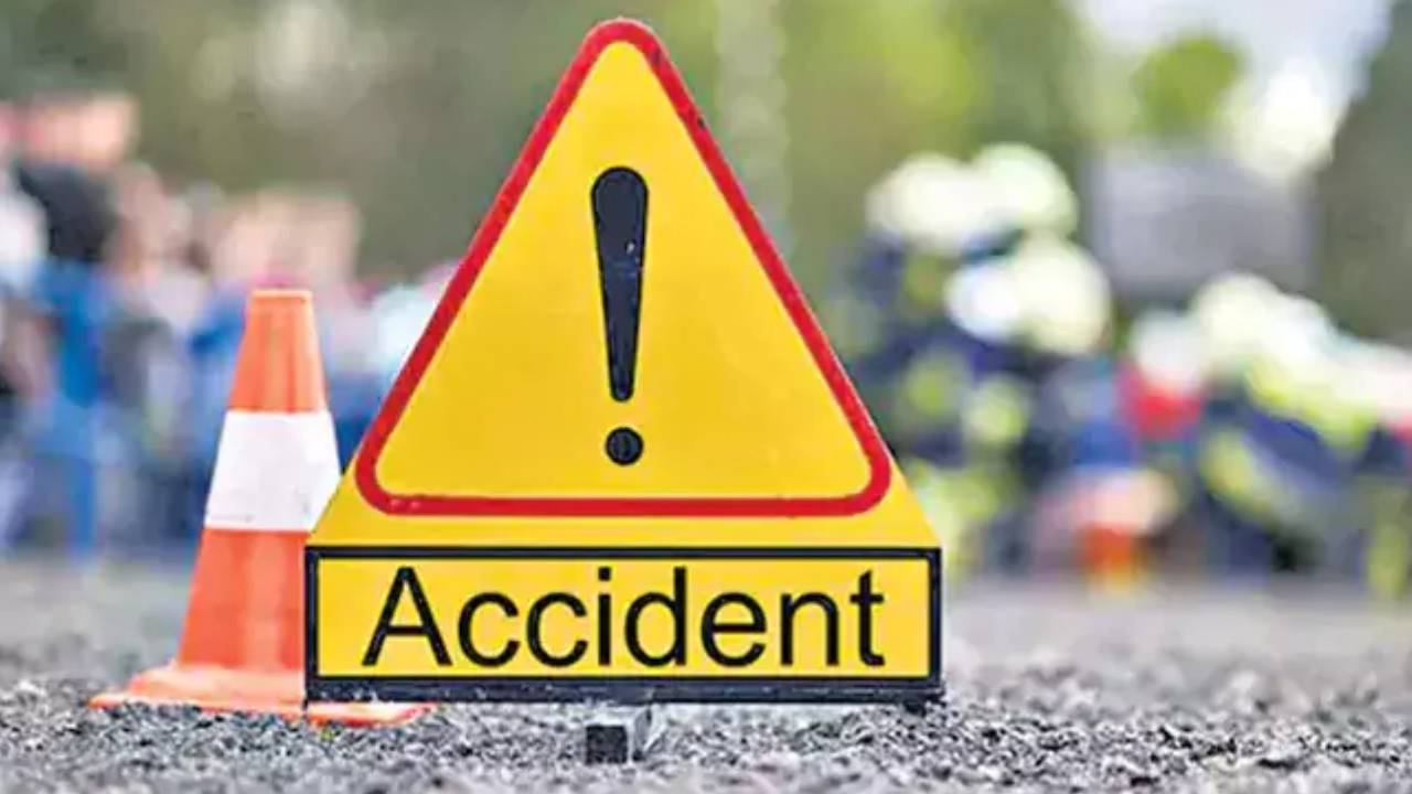 Road Accident : రంగారెడ్డి జిల్లాలో రోడ్డు ప్రమాదం.. బస్సును ఢీకొట్టిన లారీ. బస్సులో 70మంది ప్రయాణికులు..