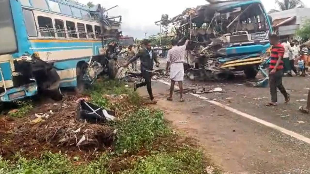 Road Accident : ఘోర రోడ్డు ప్రమాదం.. రెండు ప్రైవేట్ ట్రావెల్స్ బస్సులు ఢీకొని ఆరుగురు మృతి..