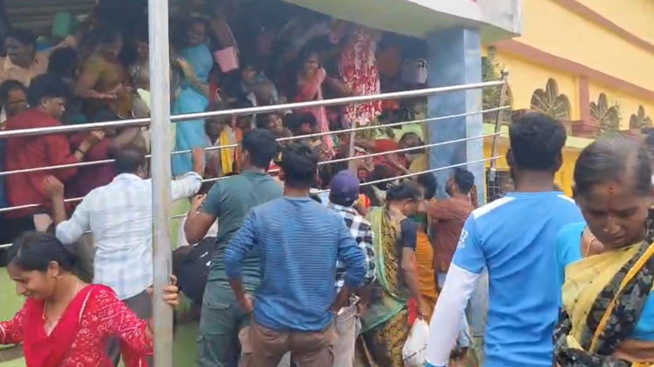 Stampede : ఏపీలో విషాదం.. కాశిబుగ్గ వేంకటేశ్వరస్వామి ఆలయంలో తొక్కిసలాట.. తొమ్మిది మంది మృతి.. పలువురికి గాయాలు Stampede : ఏపీలో విషాదం.. కాశిబుగ్గ వేంకటేశ్వరస్వామి ఆలయంలో తొక్కిసలాట.. తొమ్మిది మంది మృతి.. పలువురికి గాయాలు