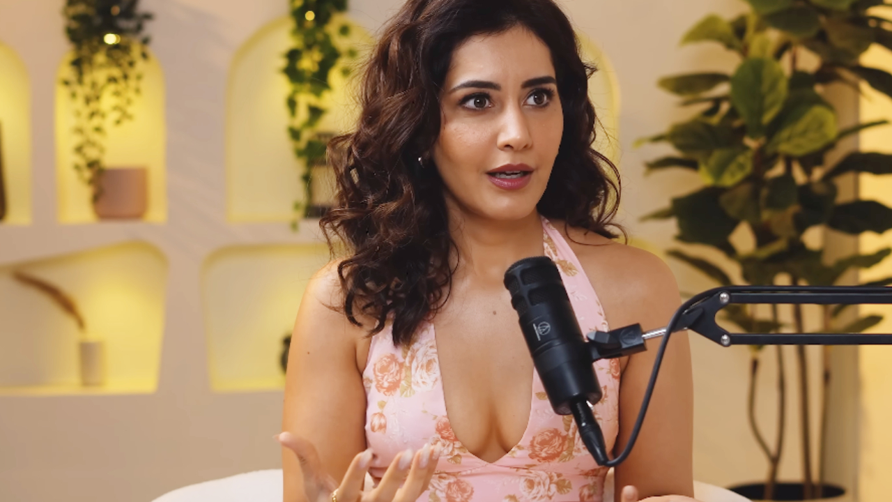 Rashi Khanna: అభిమానులు దూరంగానే ఉండాలి.. అదే ఇద్దరికీ మంచిది.. రాశి ఖన్నా షాకింగ్ కామెంట్స్..