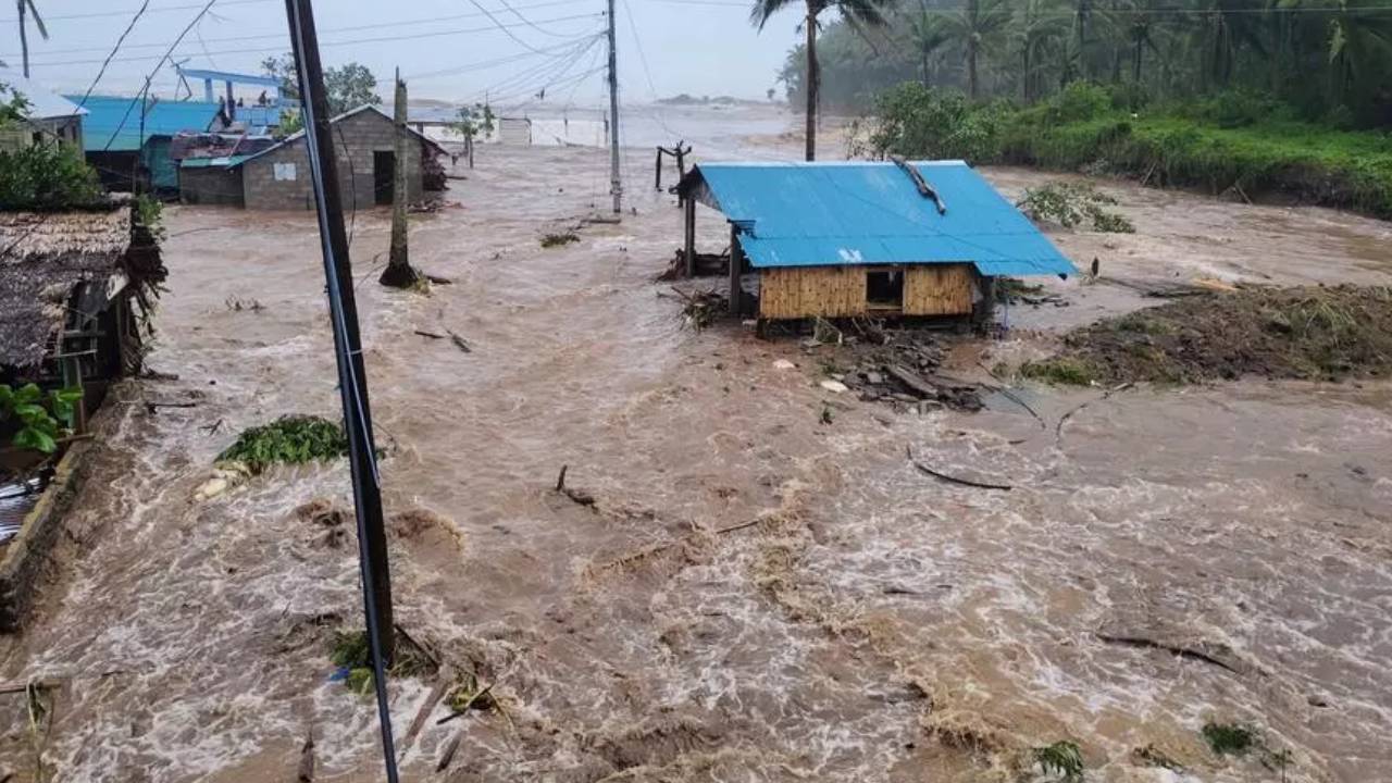 Super Typhoon : వణికిస్తున్న సూపర్ టైపూన్.. 230కి.మీ వేగంతో ప్రచండ గాలుల విధ్వంసం.. మెరుపు వరదలు.. ఎక్కడికక్కడ కుప్పకూలిన..