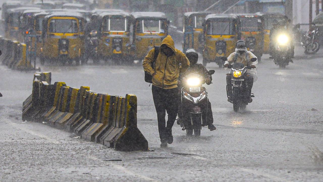 Rain Alert : మళ్లీ వర్షాలు.. బంగాళాఖాతంలో అల్పపీడనం.. మూడ్రోజులు ఈ జిల్లాల్లో దంచికొట్టనున్న వానలు..
