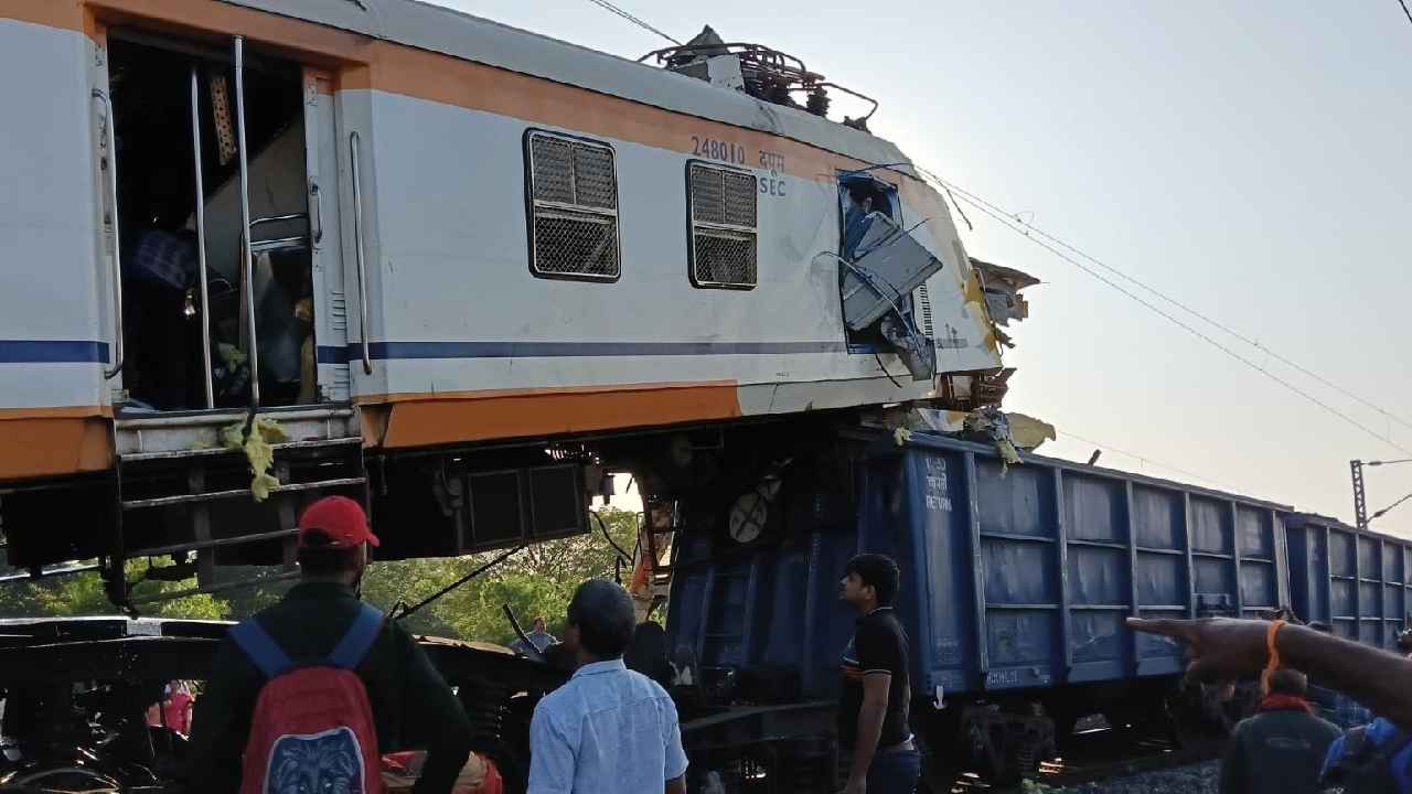 Train Collides: ఛత్తీస్‌ఘడ్‌లో ఘోర ప్రమాదం.. రెండు రైళ్లు ఢీ.. ఆరుగురు దుర్మరణం..