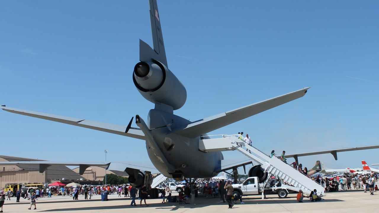 US Military Base: అమెరికా ఎయిర్ బేస్‌లో పౌడర్ కలకలం.. అస్వస్థతకు గురైన సైనికులు.. ఏంటా పౌడర్..