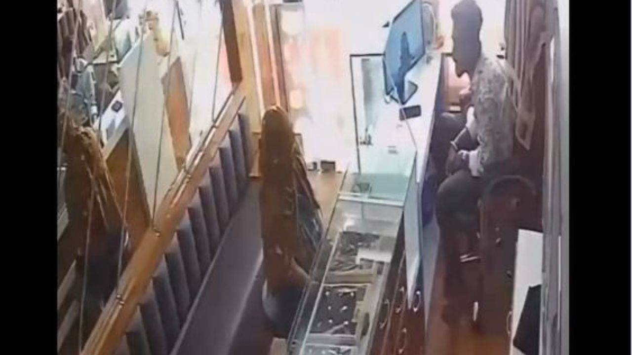 Viral Video: కళ్లల్లో కారం కొట్టి నగల షాపులో చోరీకి మహిళ యత్నం.. ఆమె తుక్కు రేగ్గొట్టిన యువకుడు..