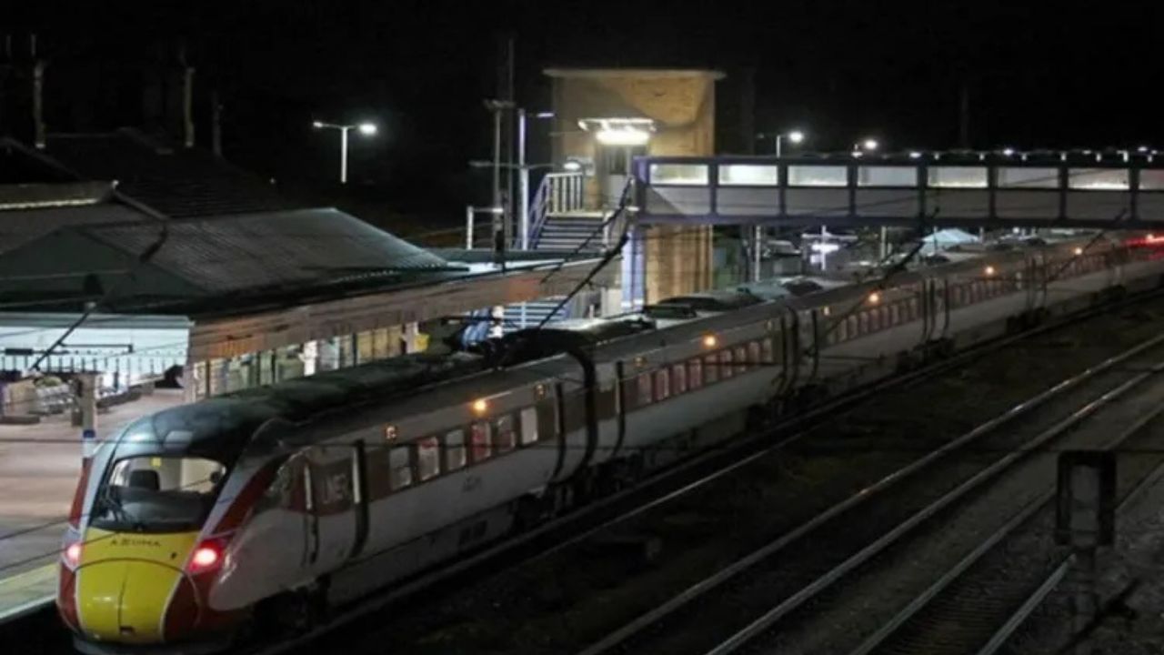 రైలులో ప్రయాణికులను పొడుచుకుంటూ వెళ్లిన ఉగ్రవాదులు.. వణికిపోతూ వాష్‌రూమ్‌లలో దాక్కున్న ప్యాసింజర్స్‌