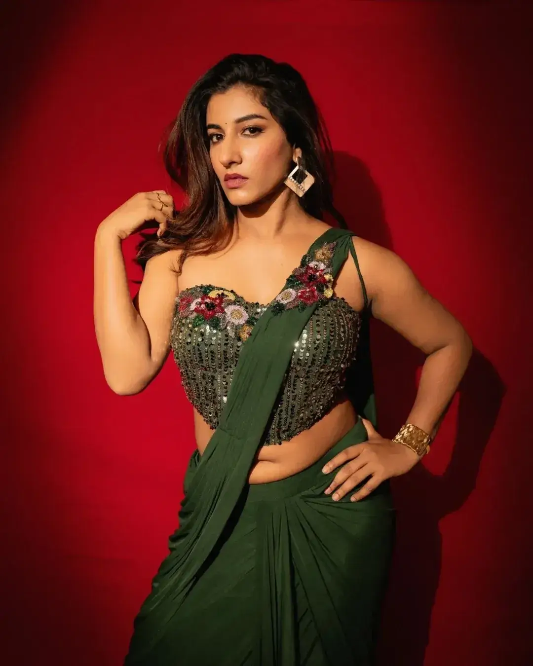 Vishnu Priya latest glamour photo shoot is going viral on social media. (1)