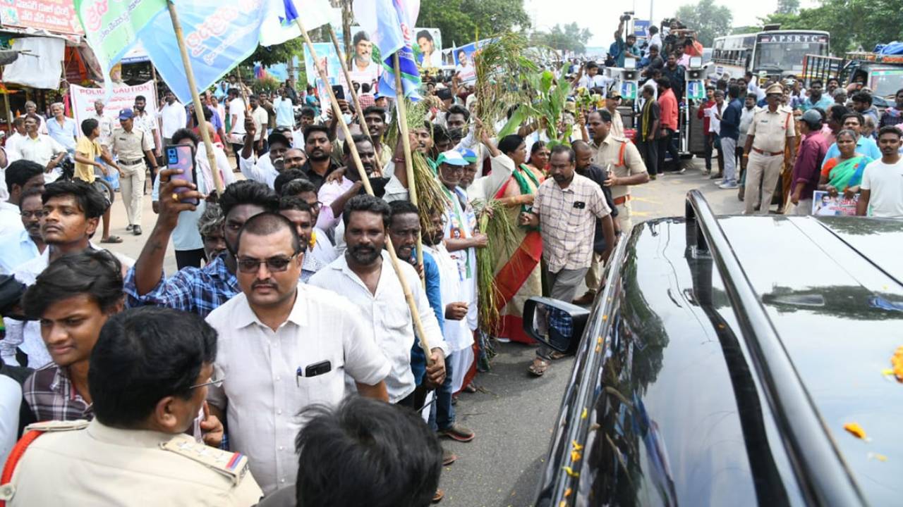 YS Jagan : వైఎస్ జగన్ కాన్వాయ్‌కి ప్రమాదం.. పలువురికి గాయాలు