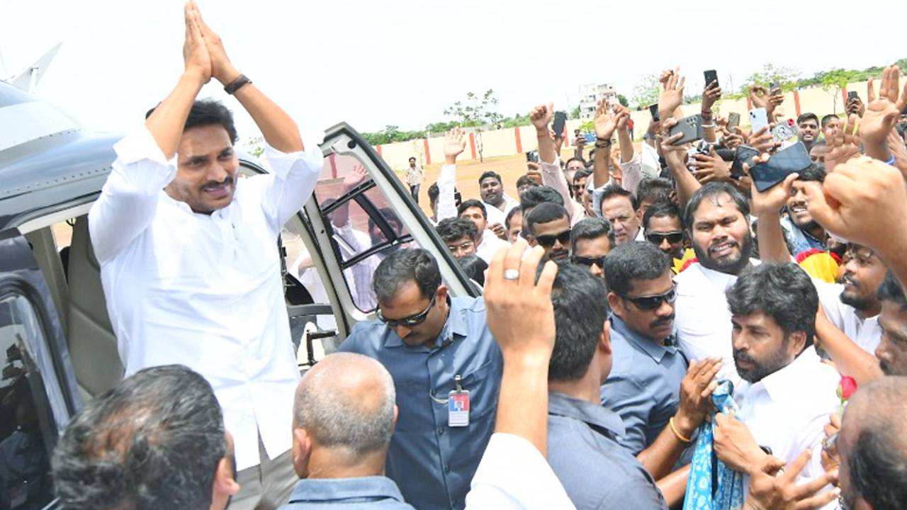 YS Jagan : కృష్ణా జిల్లాలో వైఎస్ జగన్ పర్యటన.. భారీగా తరలి వచ్చిన కార్యకర్తలు.. గుమ్మడికాయతో దిష్టితీసి.. పూలు చల్లుతూ ఘన స్వాగతం..