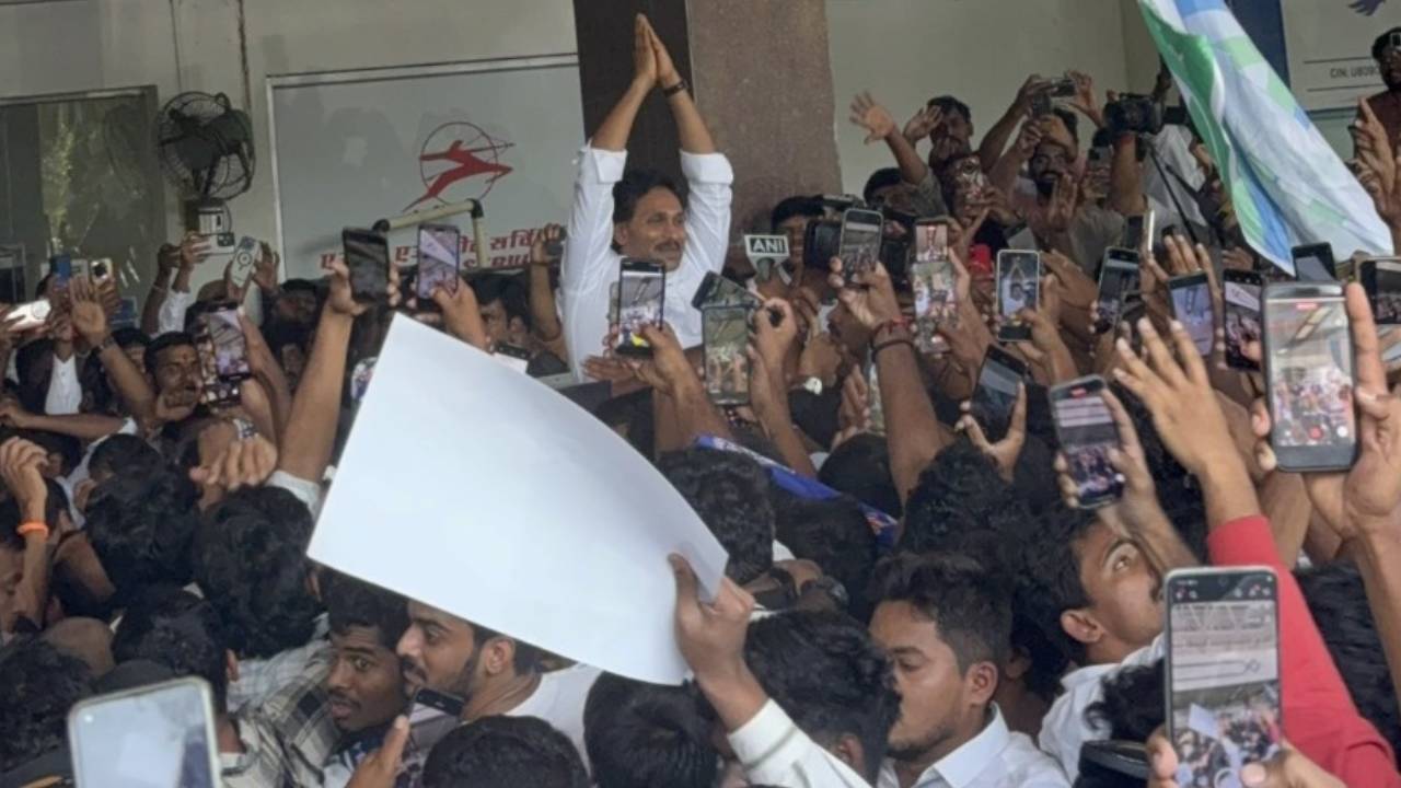 YS Jagan : నాంపల్లికోర్టులో విచారణకు హాజరైన జగన్.. భారీ స్వాగతం పలికిన అభిమానులు, కార్యకర్తలు