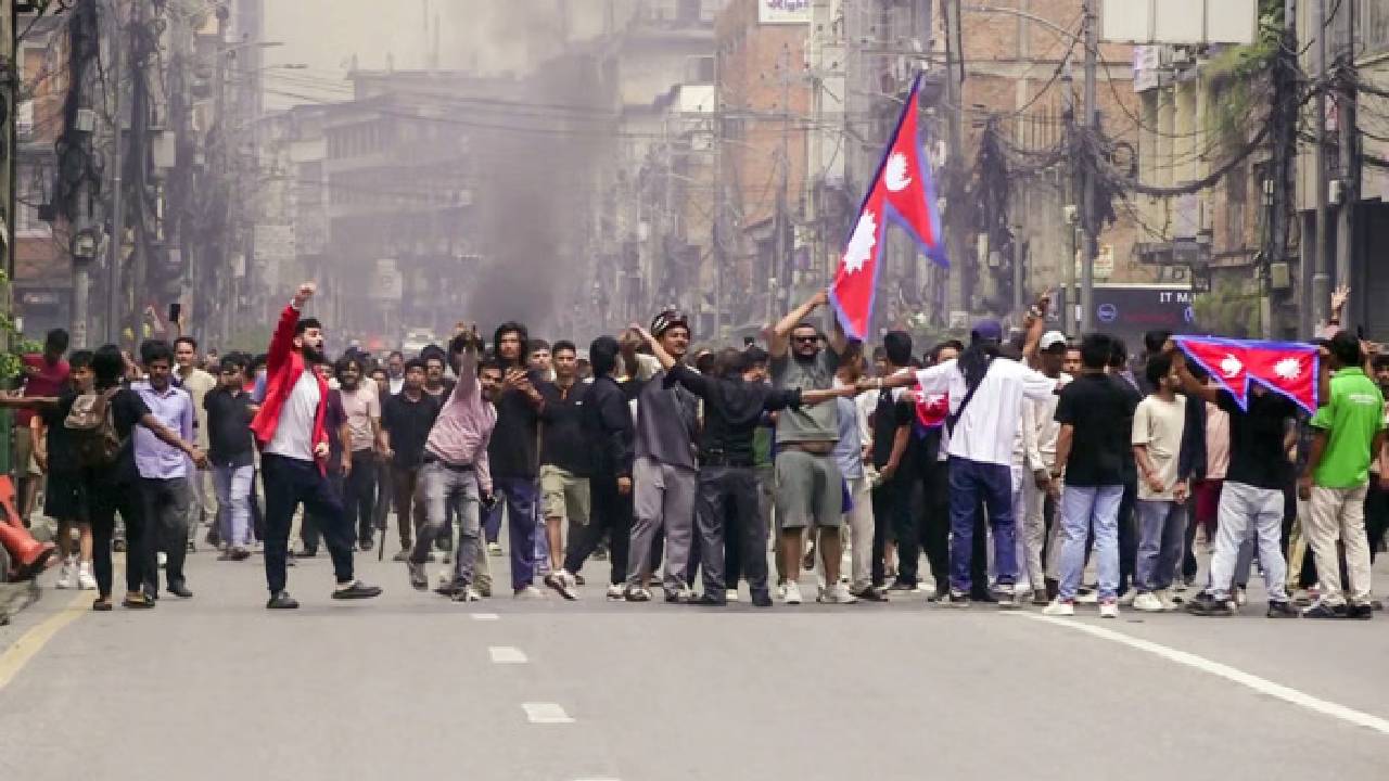 మేం ఊరుకోం, తగలబెట్టేస్తాం.. 2025లో ప్రభుత్వాలను పడగొట్టిన జెన్‌ జీ.. అన్ని దేశాలకు ఎలా విస్తరించింది? 2026లో ఇక..