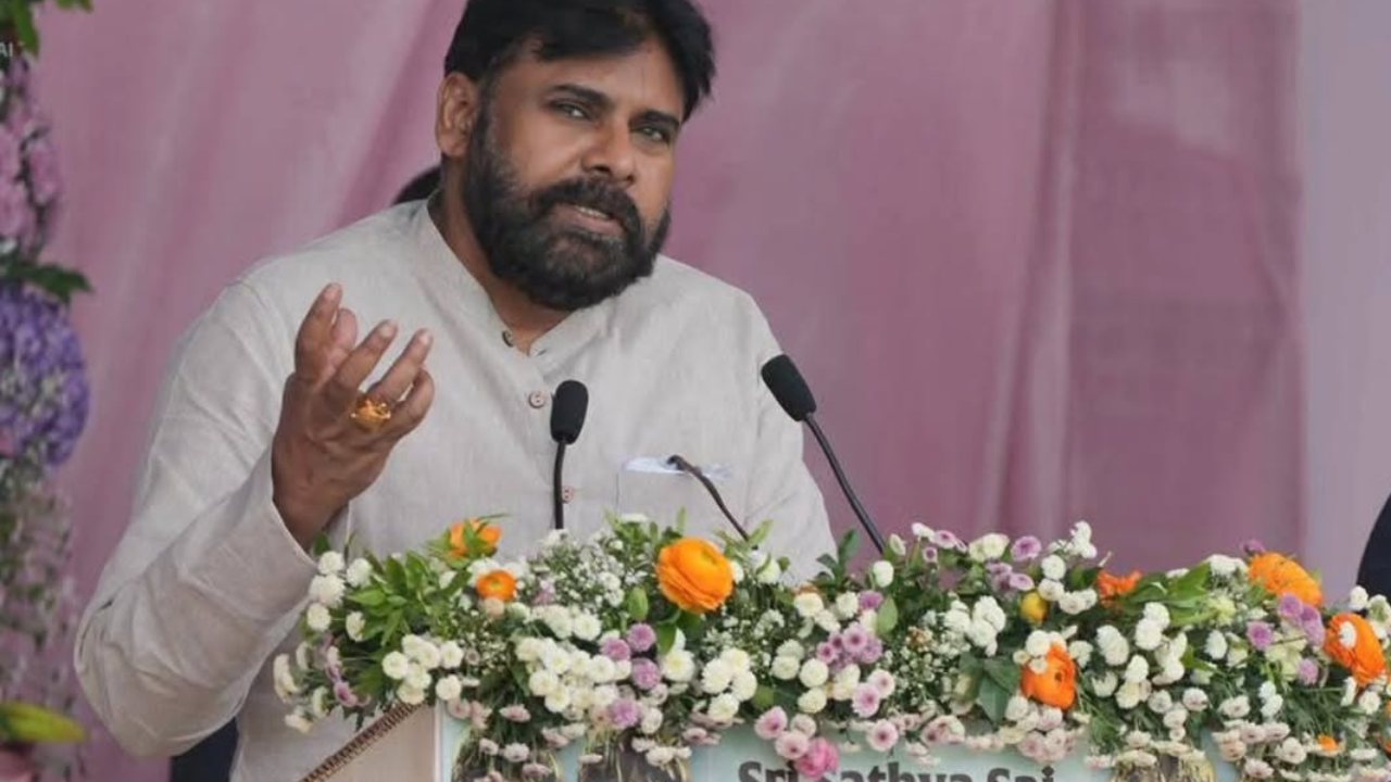 Pawan Kalyan : సత్యసాయి దర్శనం కోసం చిరంజీవిని అడిగి మరీ వచ్చిన హాలీవుడ్ స్టార్ యాక్టర్.. పవన్ ఆసక్తికర వ్యాఖ్యలు..